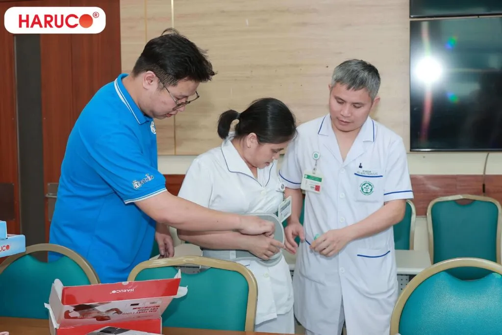 Các bác sĩ Bệnh viện Bạch Mai đang cầm xem và thảo luận về sản phẩm chăm sóc sức khỏe của Haruco.