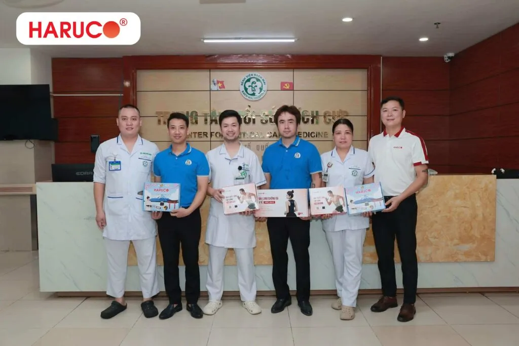 Đại diện thương hiệu Haruco và đội ngũ y bác sĩ, điều dưỡng Trung tâm Hồi sức tích cực Bệnh viện Bạch Mai đứng chụp ảnh lưu niệm cùng nhau.