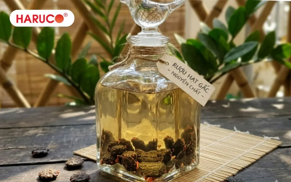 Bình rượu hạt gấc nên được đặt ở nơi thoáng mát, tránh ánh sáng và nhiệt độ cao
