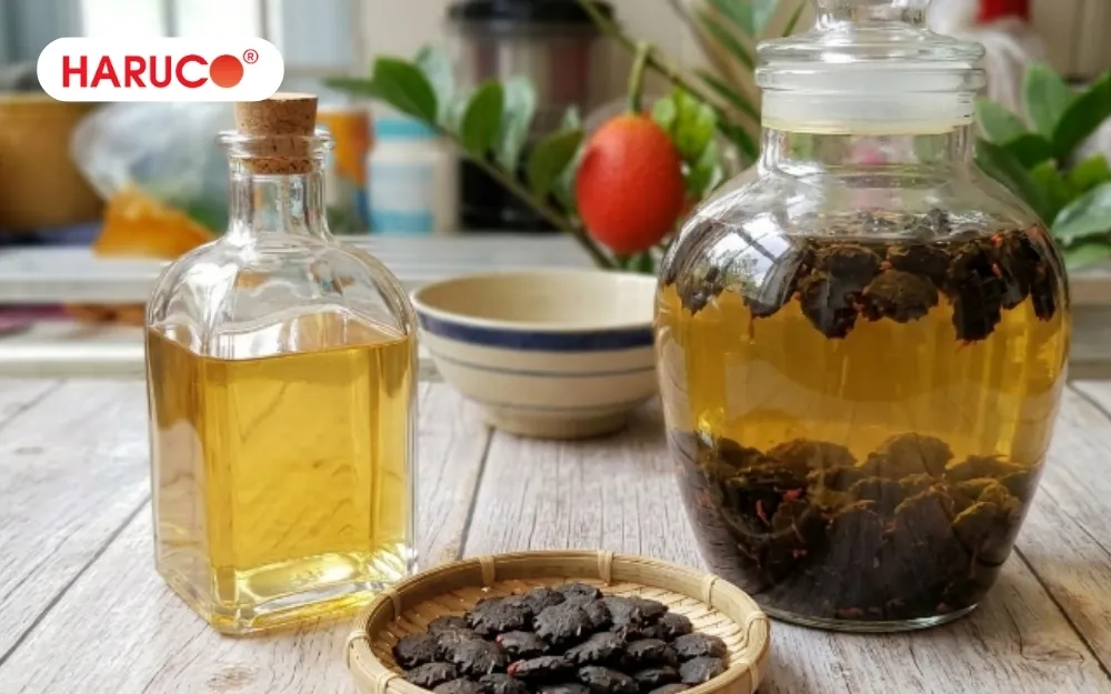 Dùng rượu gấc xoa bóp nhẹ nhàng sẽ giúp giảm sưng bầm do va đập