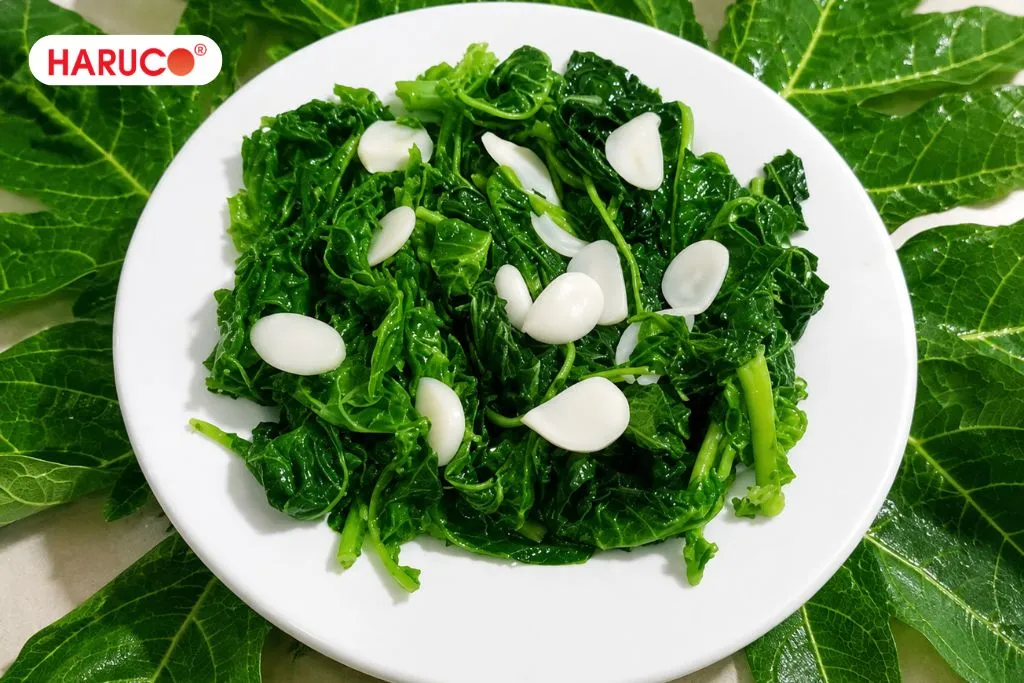Lá đu đủ xào tỏi có tác dụng gì?
