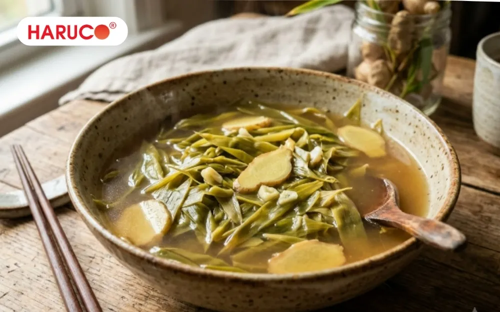 Nước ấm lá tre nấu gừng sau những giờ làm việc căng thẳng giúp xua tan mệt mỏi