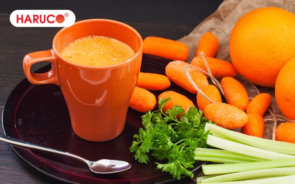 1 ly nước ép cần tây cà rốt chứa nhiều vitamin và khoáng chất