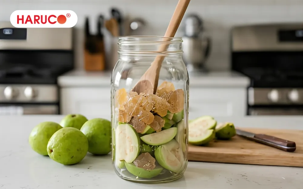 Người đang gặp tình trạng đau rát cổ họng, ho nhẹ nên uống ổi ngâm đường phèn