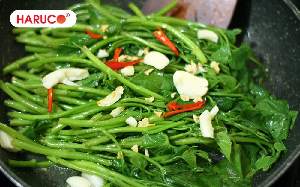 Luôn xào rau ở lửa lớn và thao tác thật nhanh tay để rau xanh