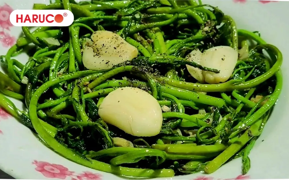 Người hay bị táo bón nên bổ sung rau lang xào tỏi vào thực đơn hàng ngày