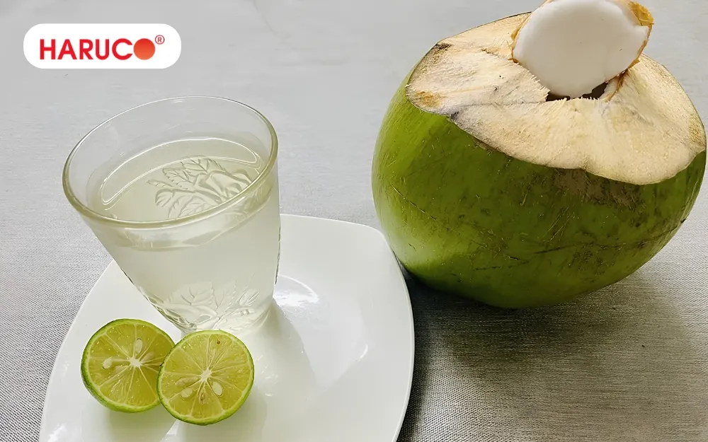 Không nên uống nước dừa với chanh vào buổi tối