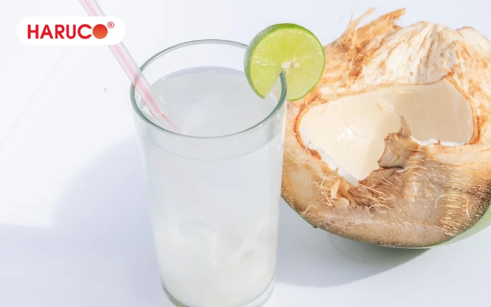 Uống nước dừa với chanh có thể gây tiêu chảy đối với người có thể trạng yếu