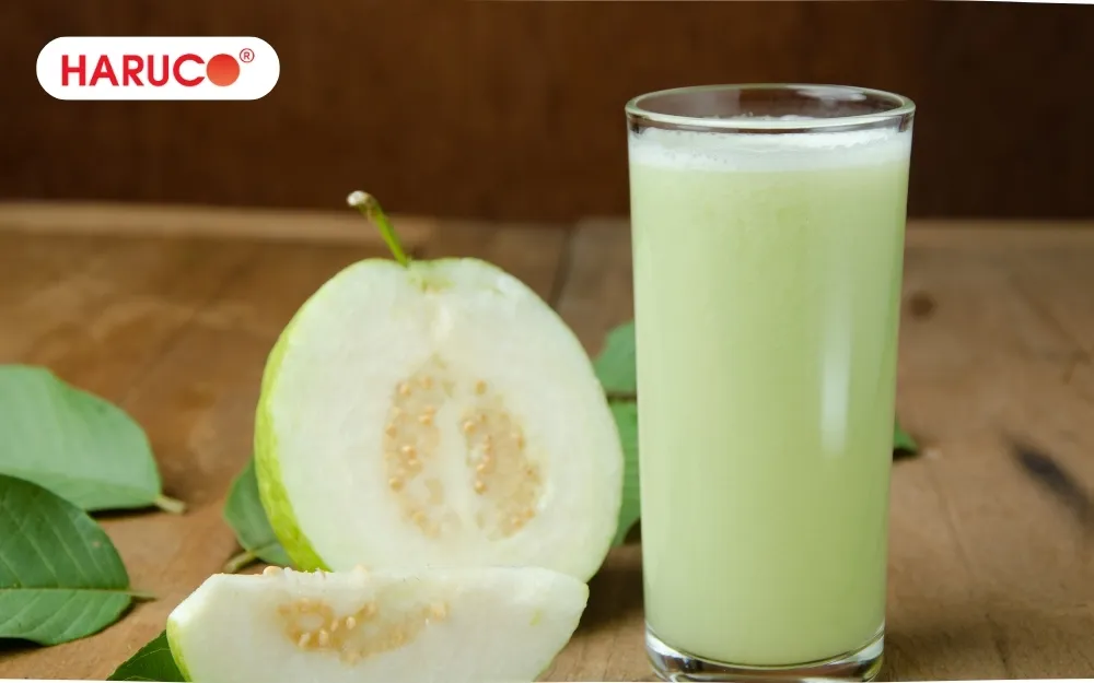 Hạn chế thêm đường vào nước ép ổi để tránh tăng calo, gây tăng cân