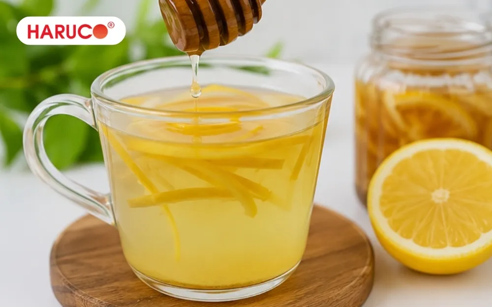 Hỗn hợp vỏ chanh và mật ong pha với nước ấm là một thức uống detox tuyệt vời