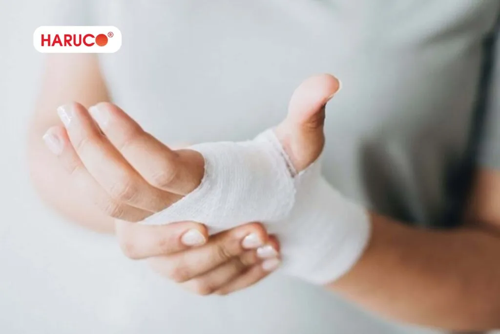 Bị bong gân tay nên làm gì ngoài việc dán Salonpas?