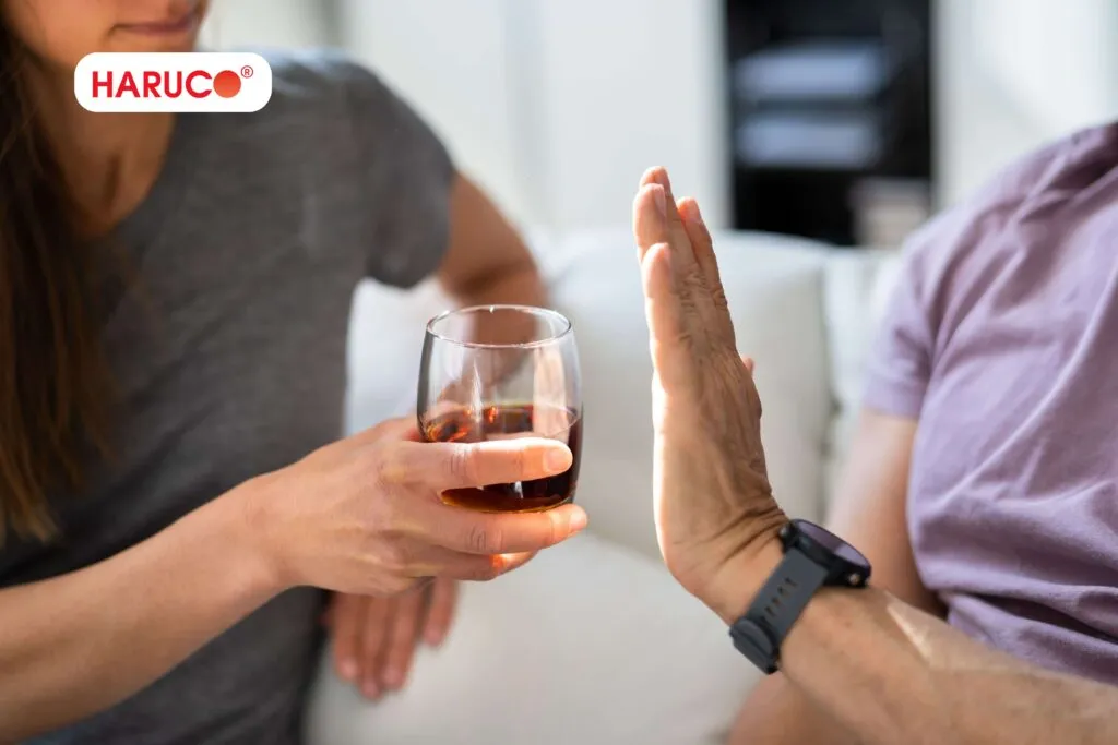Bong gân uống rượu được không? 