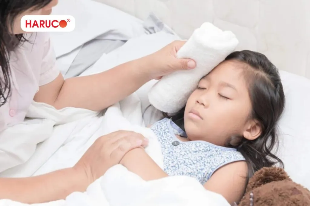 Hướng dẫn cách chườm khăn hạ sốt cho trẻ an toàn