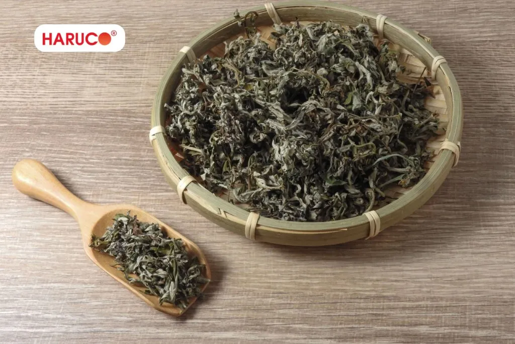 Chuẩn bị nguyên liệu làm gối ngải cứu tại nhà
