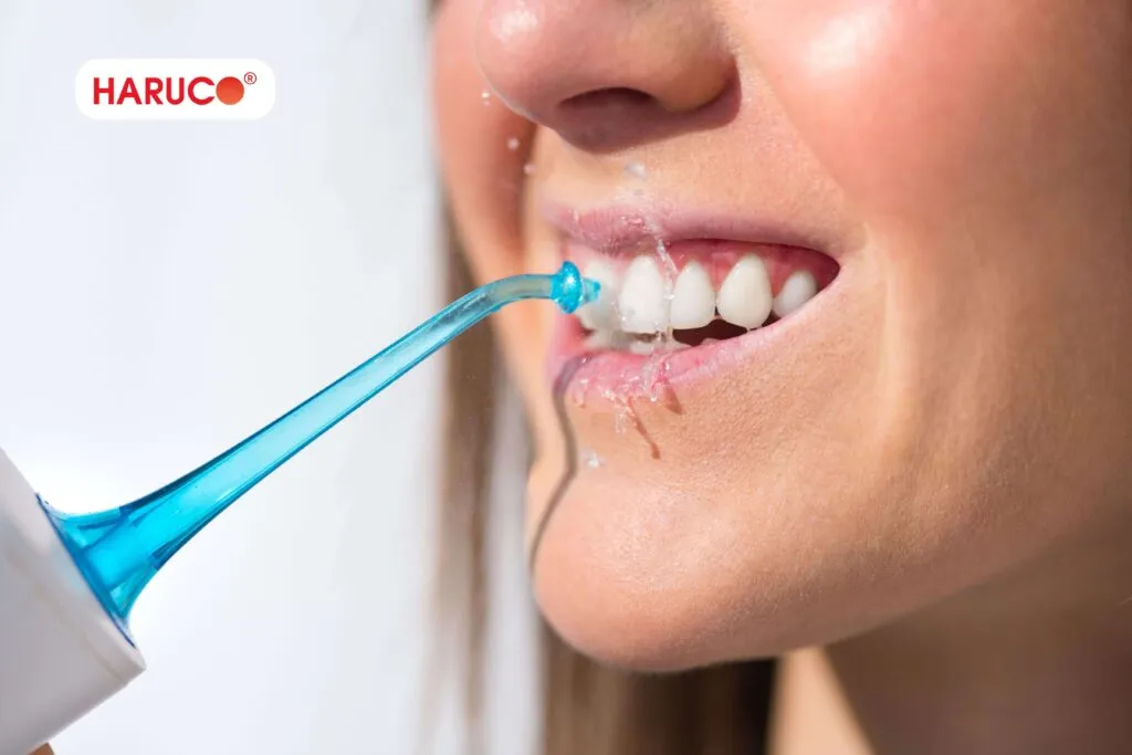 Cách dùng tăm nước đúng để hạn chế tổn thương lợi