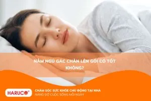 Nằm ngủ gác chân lên gối có tốt không?