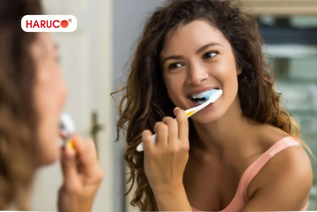 Vệ sinh răng miệng là bước quan trọng giúp hạn chế mùi 
